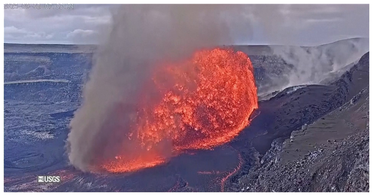 ৩২তম বারের মতো আগ্নেয়গিরি থেকে অগ্ন্যুৎপাত শুরু হয়। ছবি: নিউজ উইক